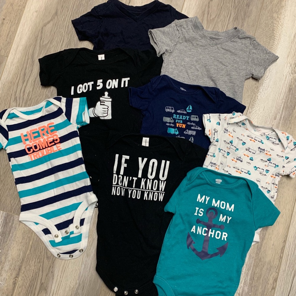 Bundle of Carter’s onesies size 6m